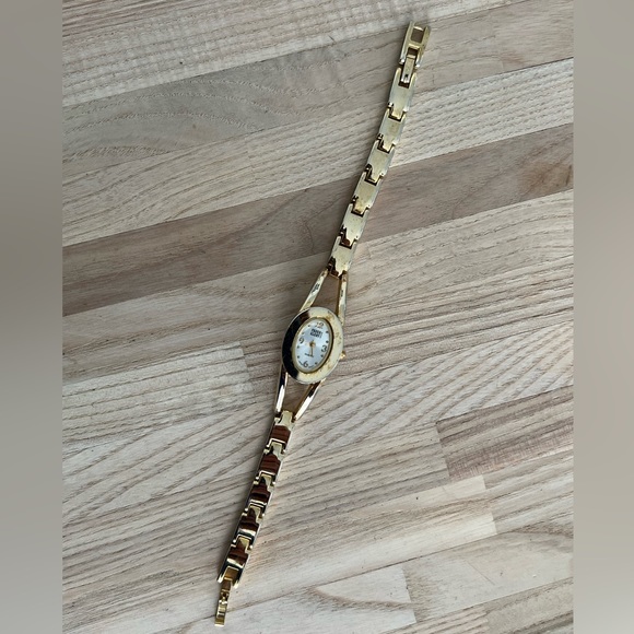 Faded Glory Ladies Watch Vintage Gold Tone Bracelet Silver Dial - Picture 5 of 10